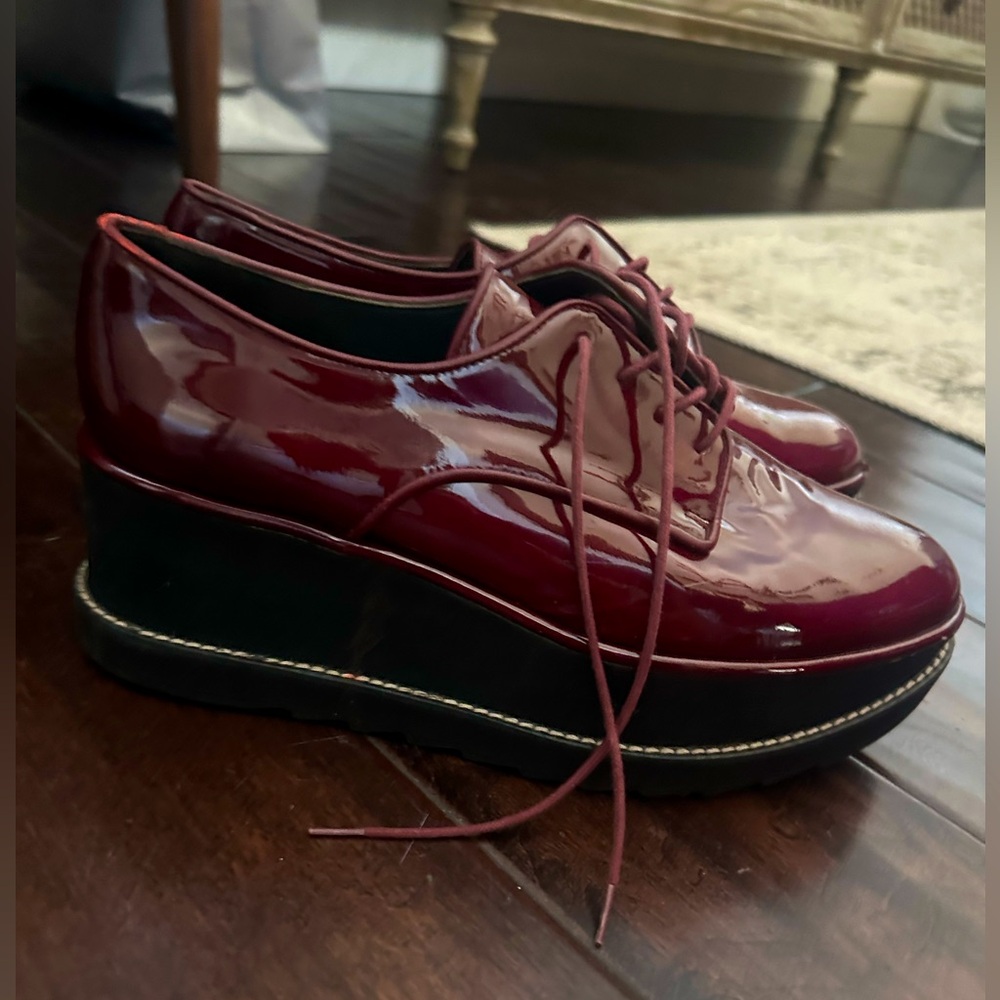 Stuart Weitzman “Kent”  burgundy patent platform Oxford shoes. size 7 1/2